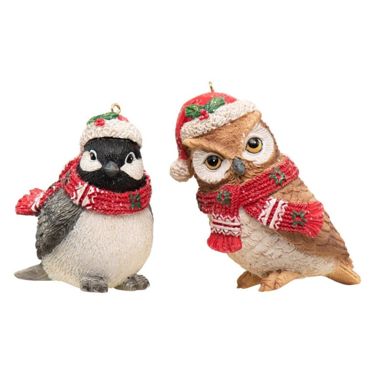 Packshot van twee kerstfiguren, een pinguin en een uil met sjaal