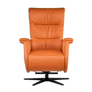 Packshot van een oranje leren relaxfauteuil met draaivoet Packshot van een oranje leren relaxfauteuil met draaivoet