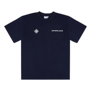 Kledingpackshot van een donkerblauw T-shirt met borstopdruk Kledingpackshot van een donkerblauw T-shirt met borstopdruk