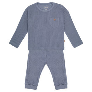 Kledingpackshot van een lichtblauw kinderhuispak met shirt en broek Kledingpackshot van een lichtblauw kinderhuispak met shirt en broek