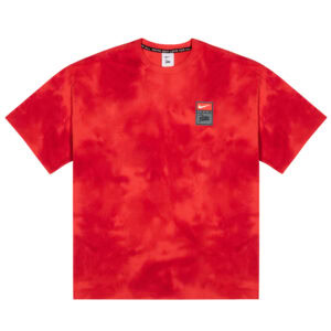 Kledingpackshot van een rood tie-dye T-shirt Kledingpackshot van een rood tie-dye T-shirt