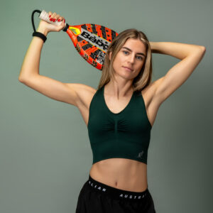 Kledingfoto van een model in een sporttop met een padelbat
