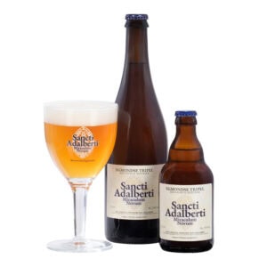 Packshot van twee flessen Sancti Adalberti tripel met gevuld glas Packshot van twee flessen Sancti Adalberti tripel met gevuld glas