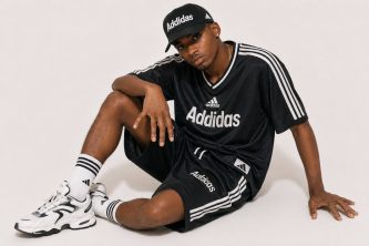 Kledingfoto van een man in een zwart Adidas-trainingspak